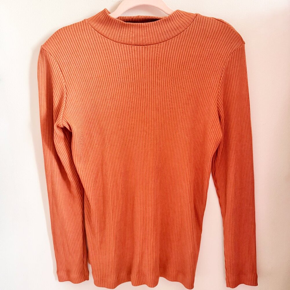 XL Uniqlo Burnt Orange Mock Neck Tee